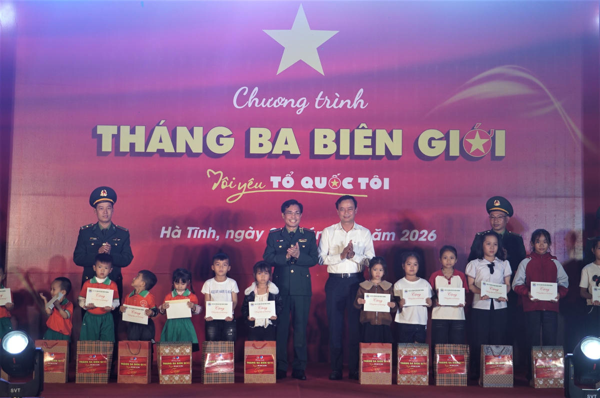 Ban tổ chức chương trình tặng nhiều phần quà cho người dân xã Sơn Kim 1 và các em nuôi người Lào. Ảnh: ĐH.