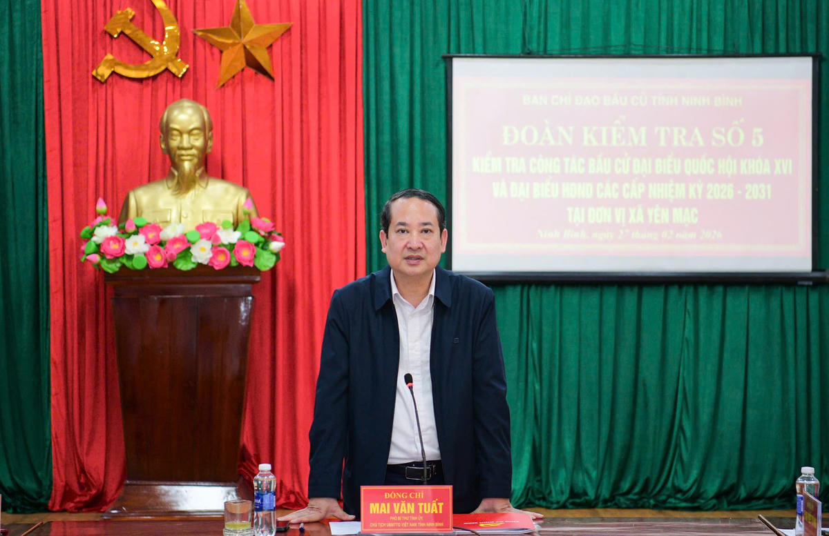 Chủ tịch Ủy ban MTTQ tỉnh Mai Văn Tuất làm việc với lãnh đạo xã Yên Mạc về công tác chuẩn bị bầu cử. Ảnh: Trường Giang