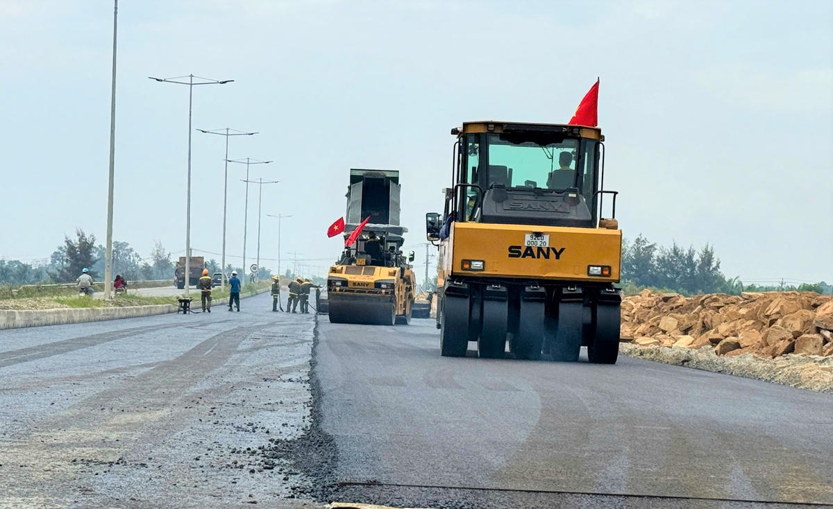 Đơn vị đang triển khai thi công dự án đường 129 (đường Võ Chí Công). Ảnh: Nguyễn Tín.