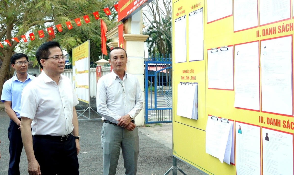 Chủ tịch UBND tỉnh Quảng Ngãi Nguyễn Hoàng Giang kiểm tra công tác chuẩn bị bầu cử tại đơn vị số 1. Ảnh: CV.