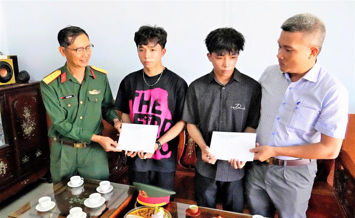 Anh em song sinh Đỗ Tấn Hạnh và Đỗ Tấn Phúc cùng viết đơn tình nguyện nhập ngũ. Ảnh: CV