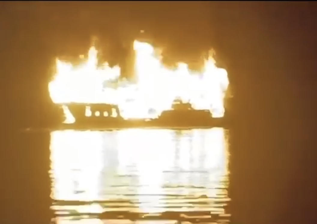 Sự cố cháy tàu du lịch Signature QN-7269 tại khu vực gần Hang Cỏ trên vịnh Hạ Long, ngày 27/2.