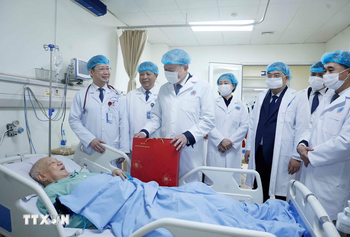 Tổng Bí thư Tô Lâm thăm hỏi và tặng quà cho bệnh nhân đang điều trị tại bệnh viện. (Ảnh: Thống Nhất/TTXVN).