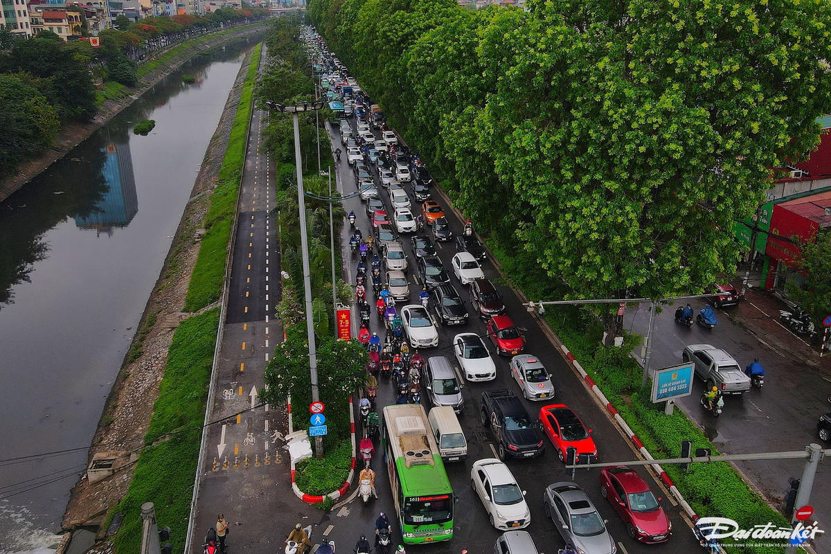 Đường Láng thường xuyên ùn tắc do mặt cắt ngang nhỏ hẹp, không đáp ứng được lưu lượng phương tiện ngày càng gia tăng.