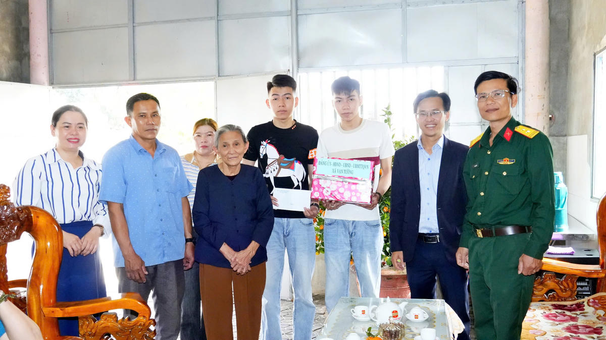 Hai anh em Lâm Hoàng Mạnh và Lâm Hoàng Cường chụp ảnh lưu niệm với địa phương. Ảnh: CV.

