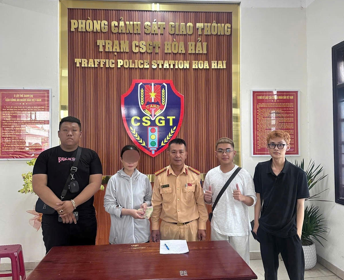 Lực lượng CSGT, Công an TP Đà Nẵng trao trả lại tài sản cho chị L. Ảnh: CV.