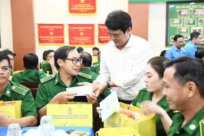 Ông Bùi Thanh Nhân - Phó Chủ tịch ủy ban MTTQ Việt Nam TP Hồ Chí Minh, Chủ tịch LĐLĐ thành phố trao quà cho NLĐ. Ảnh: T.N.