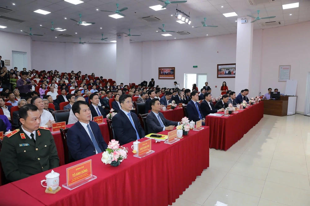 Bí thư Tỉnh ủy Nguyễn Doãn Anh, Chủ tịch UBND tỉnh Nguyễn Hoài Anh, Phó Bí thư Thường trực Tỉnh ủy Nguyễn Hồng Phong... dự buổi tọa đàm. Ảnh: Minh Hiếu