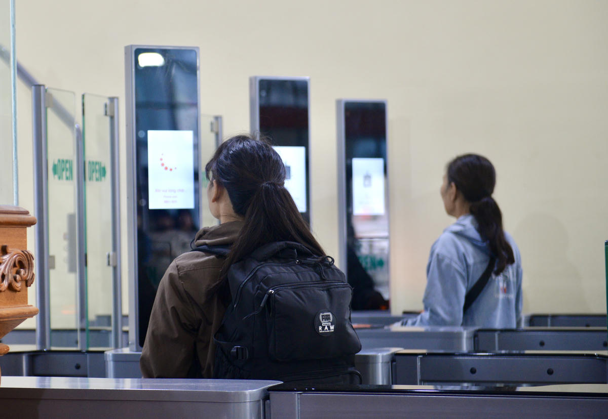 Hệ thống cổng kiểm soát XNC tự động (Autogate) có khả năng nhận diện sinh trắc học&nbsp;giúp rút ngắn thời gian kiểm soát xuống chỉ còn 13 -15 giây/lượt người. Ảnh: Ngọc Anh.