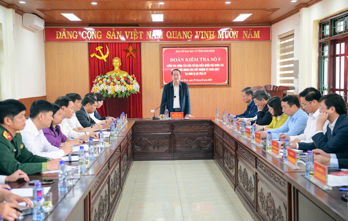 Ông Mai Văn Tuất - Phó Bí thư Tỉnh uỷ, Chủ tịch Ủy ban MTTQ tỉnh, Phó Trưởng Ban Chỉ đạo cuộc bầu cử tỉnh làm việc với lãnh đạo xã Yên Từ về công tác chuẩn bị bầu cử. Ảnh: Trường Giang