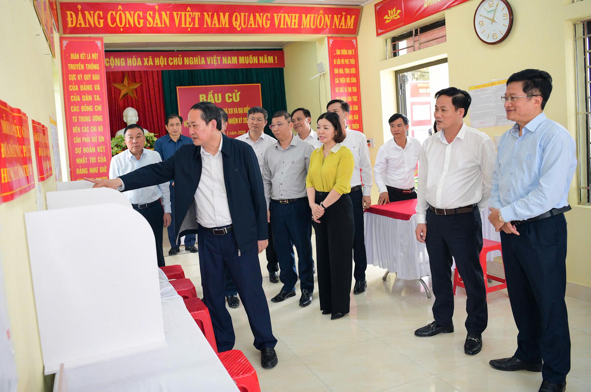 Ông Mai Văn Tuất kiểm tra công tác bầu cử tại khu vực bỏ phiếu số 6, xã Yên Mạc. Ảnh: Trường Giang