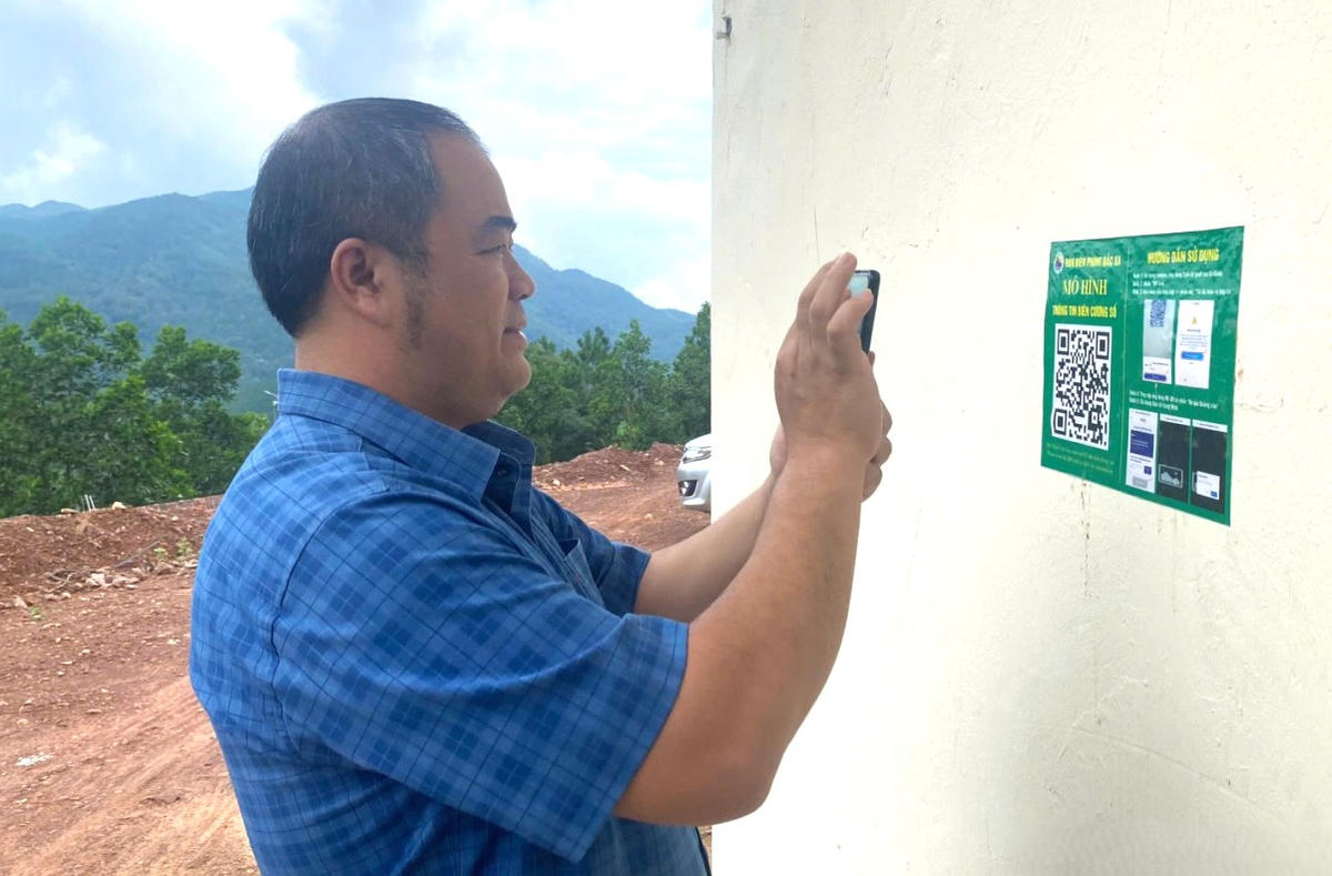 Người dân quét mã QR-code trải nghiệm mô hình “Thông tin biên cương số”. Ảnh: Thu Hiền.