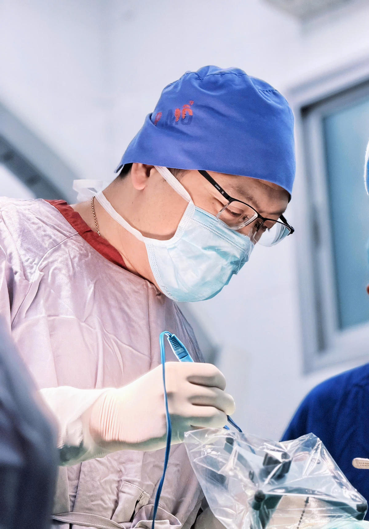 BSCKII Đoàn Quang Dũng, Phó Trưởng khoa Phẫu thuật Thần kinh II phẫu thuật cấp cứu cho người bệnh