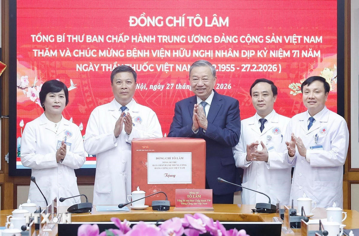 Tổng Bí thư Tô Lâm tặng quà cho cán bộ, Bác sỹ, nhân viên y tế Bệnh viện Hữu nghị. (Ảnh: Thống Nhất/TTXVN).