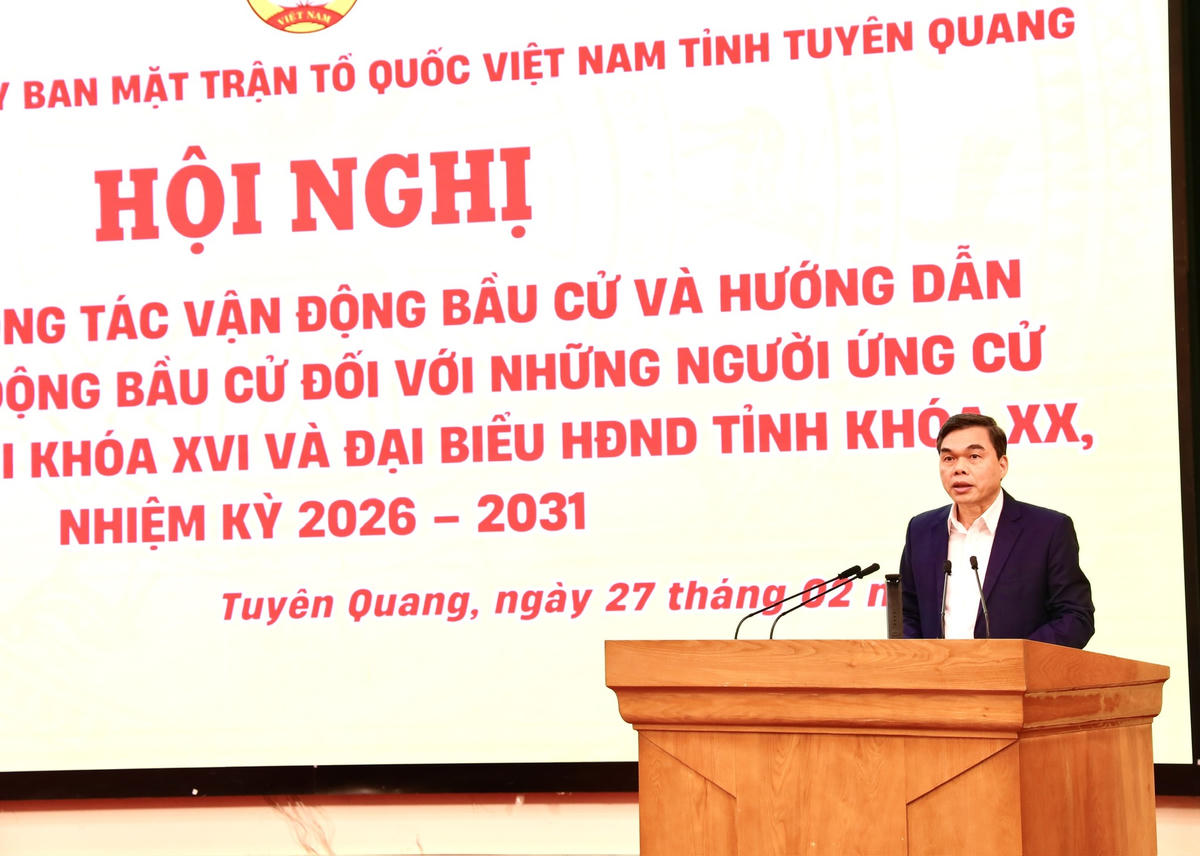 Ông Ma Thế Hồng - Phó Bí thư Tỉnh ủy, Chủ tịch Ủy ban MTTQ Việt Nam tỉnh Tuyên Quang phát biểu tại hội nghị. ảnh: Đ.S.