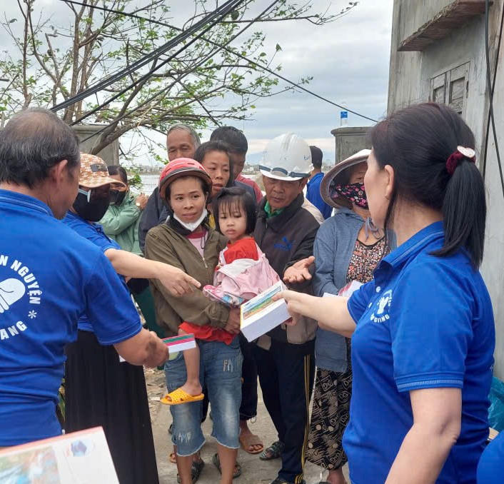 Hội thiện nguyện Nam Giang trao tặng suất quà cho đồng bào lũ lụt hồi cuối năm 2025. Ảnh: CV.
