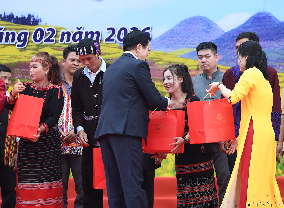 Phó Thủ tướng Chính phủ Mai Văn Chính tặng quà đồng bào các dân tộc đang hoạt ở Làng Văn hoá. Ảnh: Phạm Sỹ.
