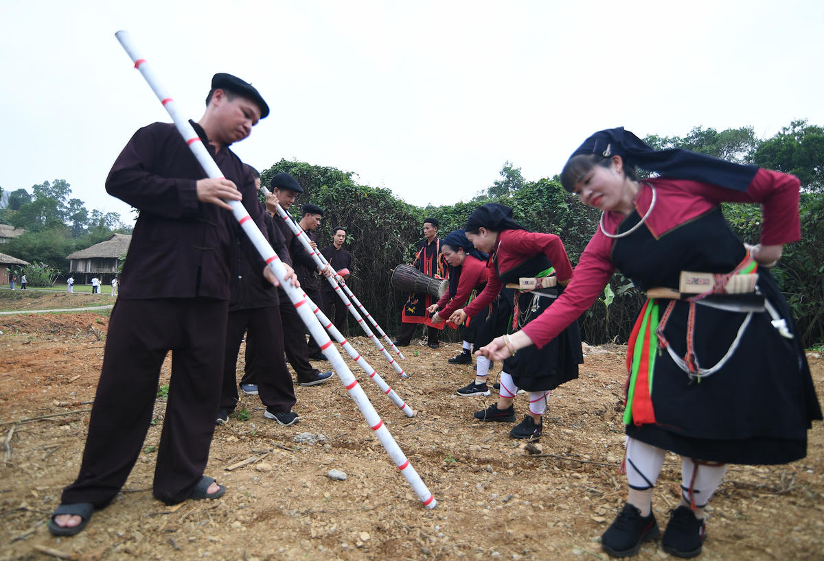 Đồng bào cùng nhau xuống đồng. Ảnh: Phạm Sỹ.