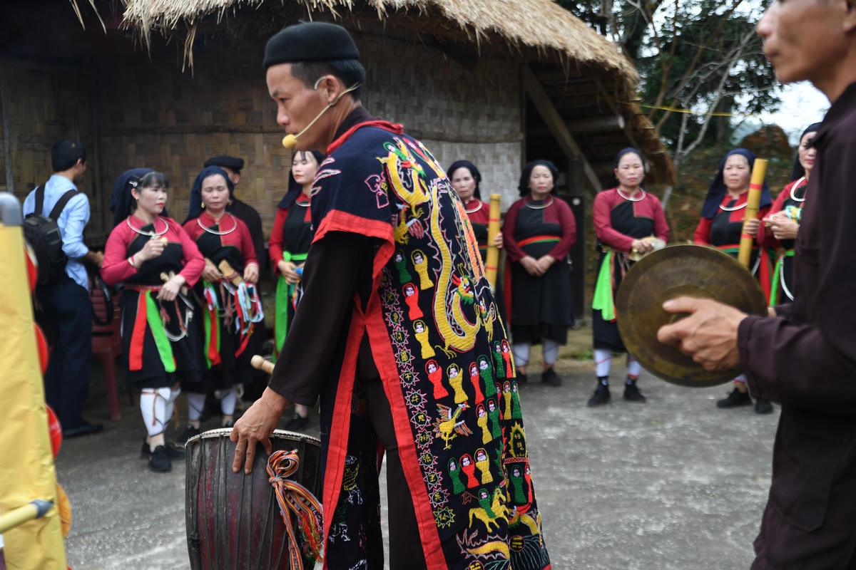 Trống tang sành là nhạc cụ quan trọng để thực hiện các bài cúng thần linh, làm lễ cầu mưa, cầu mùa, cầu may, cầu mát của người Sán Chay. Ảnh: Phạm Sỹ.

. 