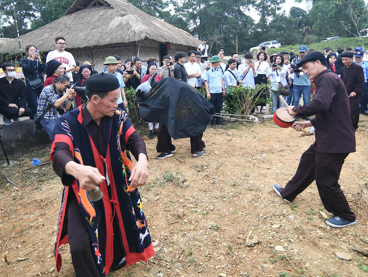 Lễ hội “ Xuống đồng” hay còn được gọi là ( Lễ hội Lồng tồng) của đồng bào dân tộc Sán Chay,  là một hình thức sinh hoạt văn hoá dân gian mang ý nghĩa nhân văn sâu sắc, thể hiện khát vọng của người dân trong sự hoà hợp trời đất, âm dương, cầu mong cho cuộc sống khoẻ mạnh, no đủ, vạn vật sinh sôi... Ảnh: Phạm Sỹ.