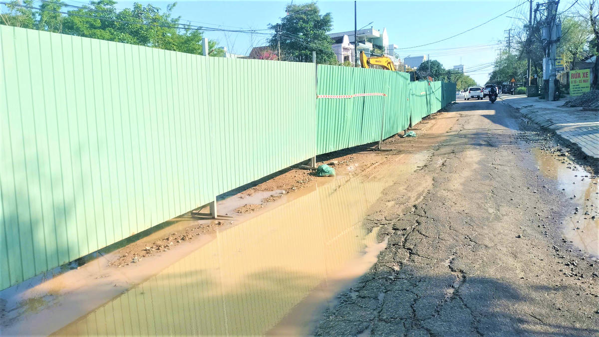 Đường Trưng Nữ Vương bị rào lại ảnh hưởng phương tiện lưu thông. Ảnh: Tấn Thành.