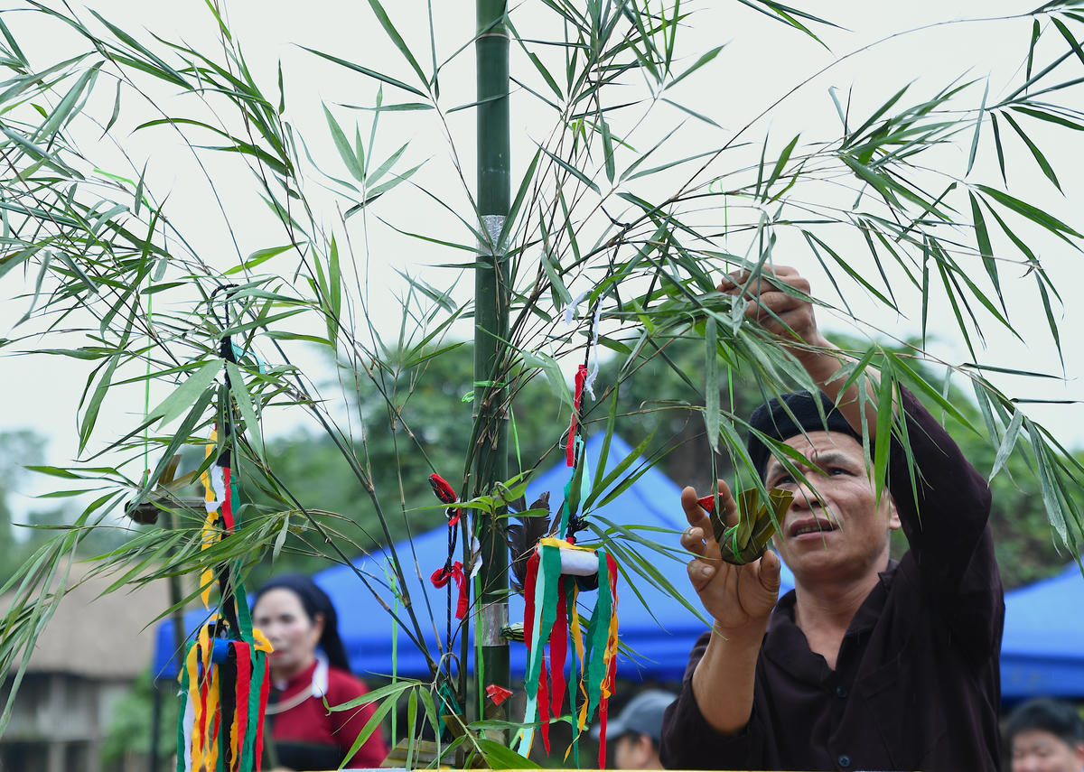 Đồn bào chuẩn bị cho phần lễ. Ảnh: Phạm Sỹ.