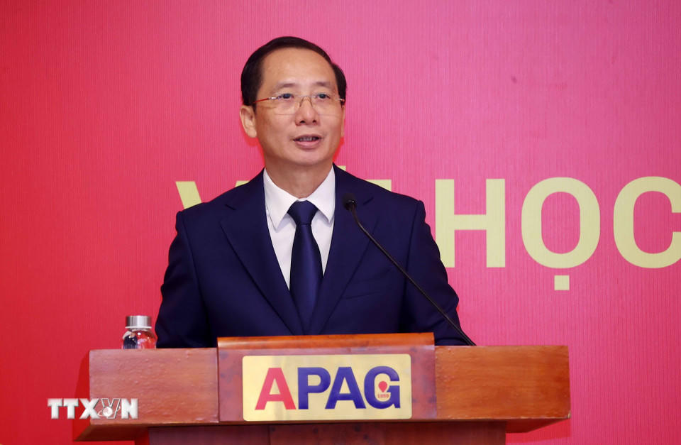 Phó Giáo sư, Tiến sỹ Nguyễn Bá Chiến, Giám đốc Học viện Hành chính và Quản trị công báo cáo về tổ chức, hoạt động và công tác đào tạo, bồi dưỡng của Học viện. (Ảnh: Văn Điệp/TTXVN)