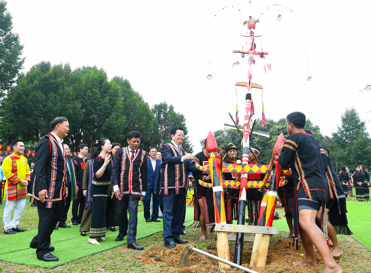 Các đại biểu tham dự nghi lễ cầu mùa, cầu an và Ngày hội của buôn làng Tây Nguyên. Ảnh: Phạm Sỹ.
