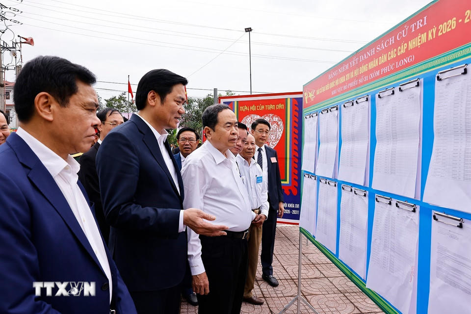 Chủ tịch Quốc hội Trần Thanh Mẫn giám sát, kiểm tra công tác bầu cử tại Khu vực bỏ phiếu số 31, xã Hưng Nguyên, tỉnh Nghệ An. (Ảnh: Doãn Tấn/TTXVN)