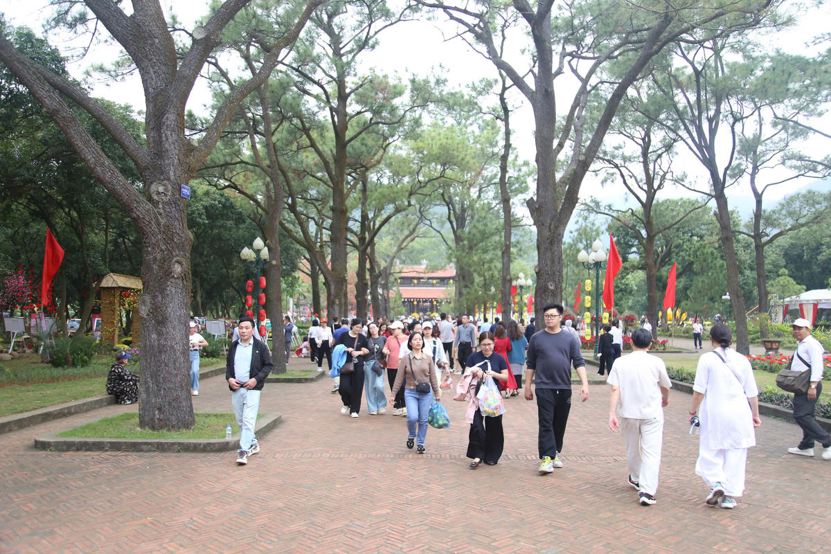 Khách thập phương về dâng hương, chiêm bái tại chùa Côn Sơn. Ảnh: PT.&nbsp;