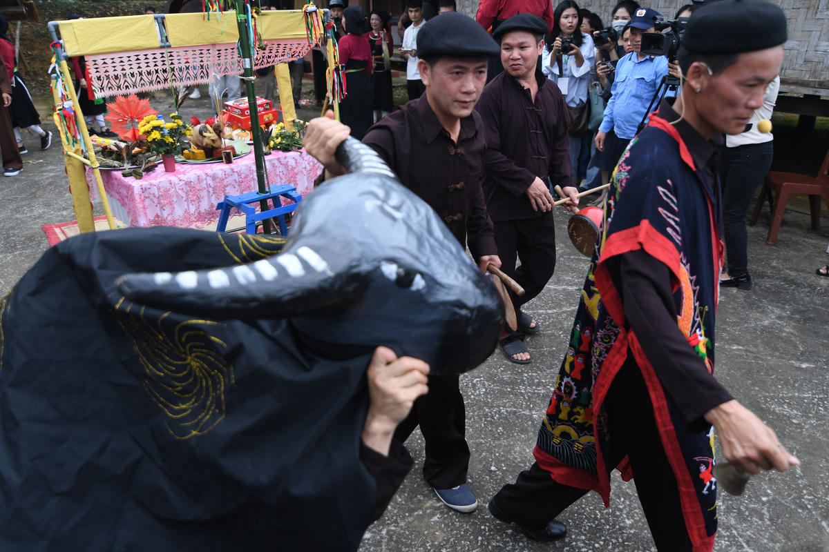 
Khi bài cúng kết thúc, thầy cúng dẫn đầu đoàn người xuống đồng. Ảnh: Phạm Sỹ.
