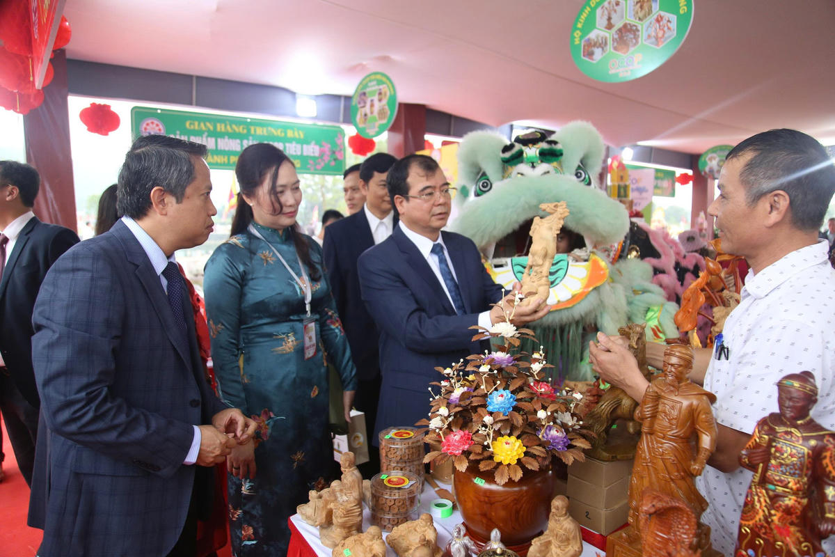 Phó Chủ tịch&nbsp;UBND TP Hải Phòng Nguyễn Minh Hùng cùng các đại biểu tham quan các gian hàng. Ảnh: PT.&nbsp;