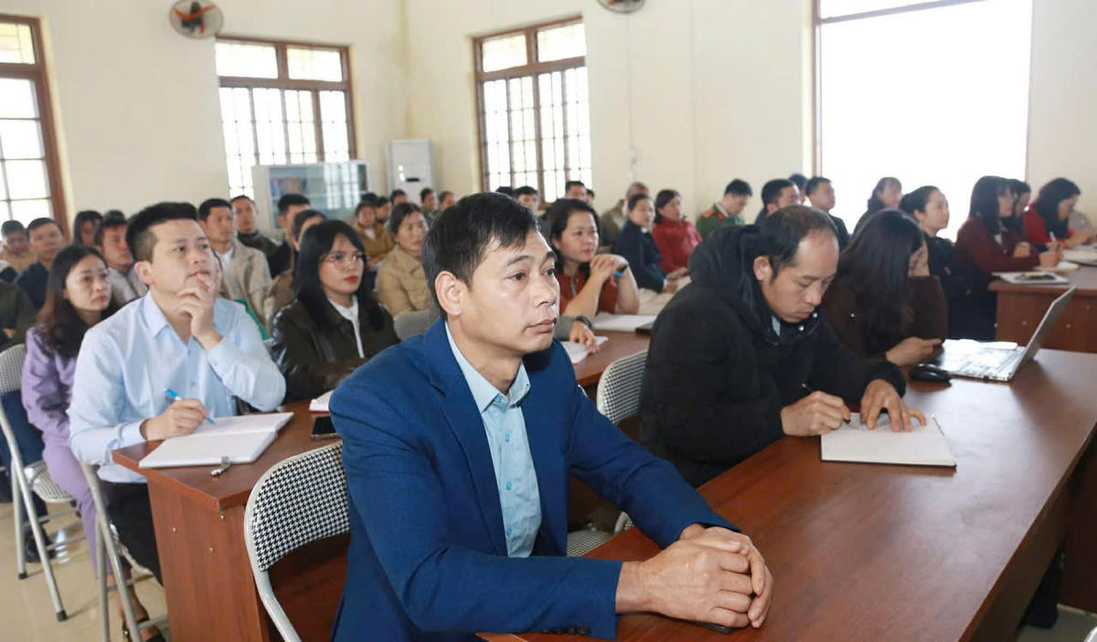 Các cử tri tại xã Chiến Thắng trong buổi tiếp xúc cử tri.