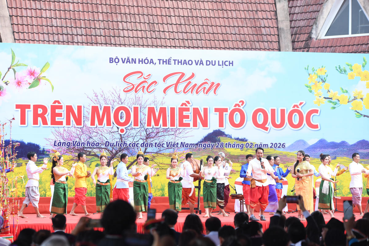 Đây là hoạt động thường niên, nhằm tôn vinh các giá trị văn hóa truyền thống của các dân tộc Việt Nam, góp phần tăng cường khối đại đoàn kết dân tộc, mang đến không khí Tết cổ truyền dân tộc phục vụ khách du lịch những ngày đầu xuân. Ảnh: Phạm Sỹ.