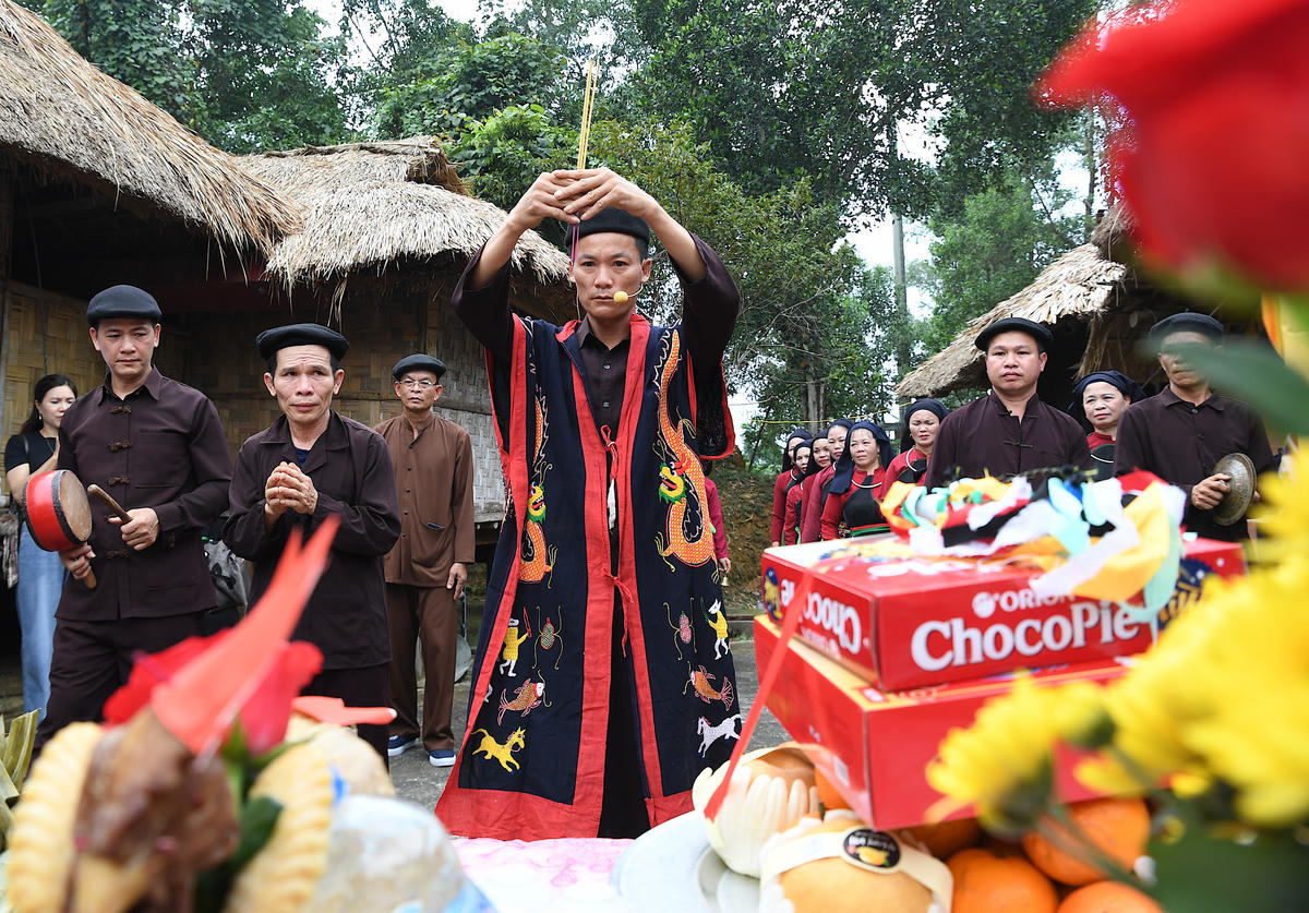 Phần lễ có lễ trình, dâng hương, cúng cầu mùa. Ảnh: Phạm Sỹ.