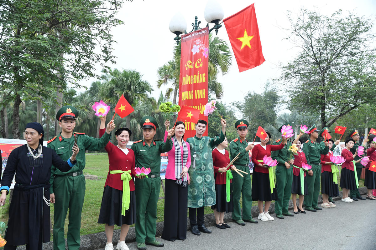 Đồng bào các dân tộc chào mừng Phó Thủ tướng Chính phủ Mai Văn Chính cùng các đại biểu tham sự kiện. Ảnh: Phạm Sỹ.. 
