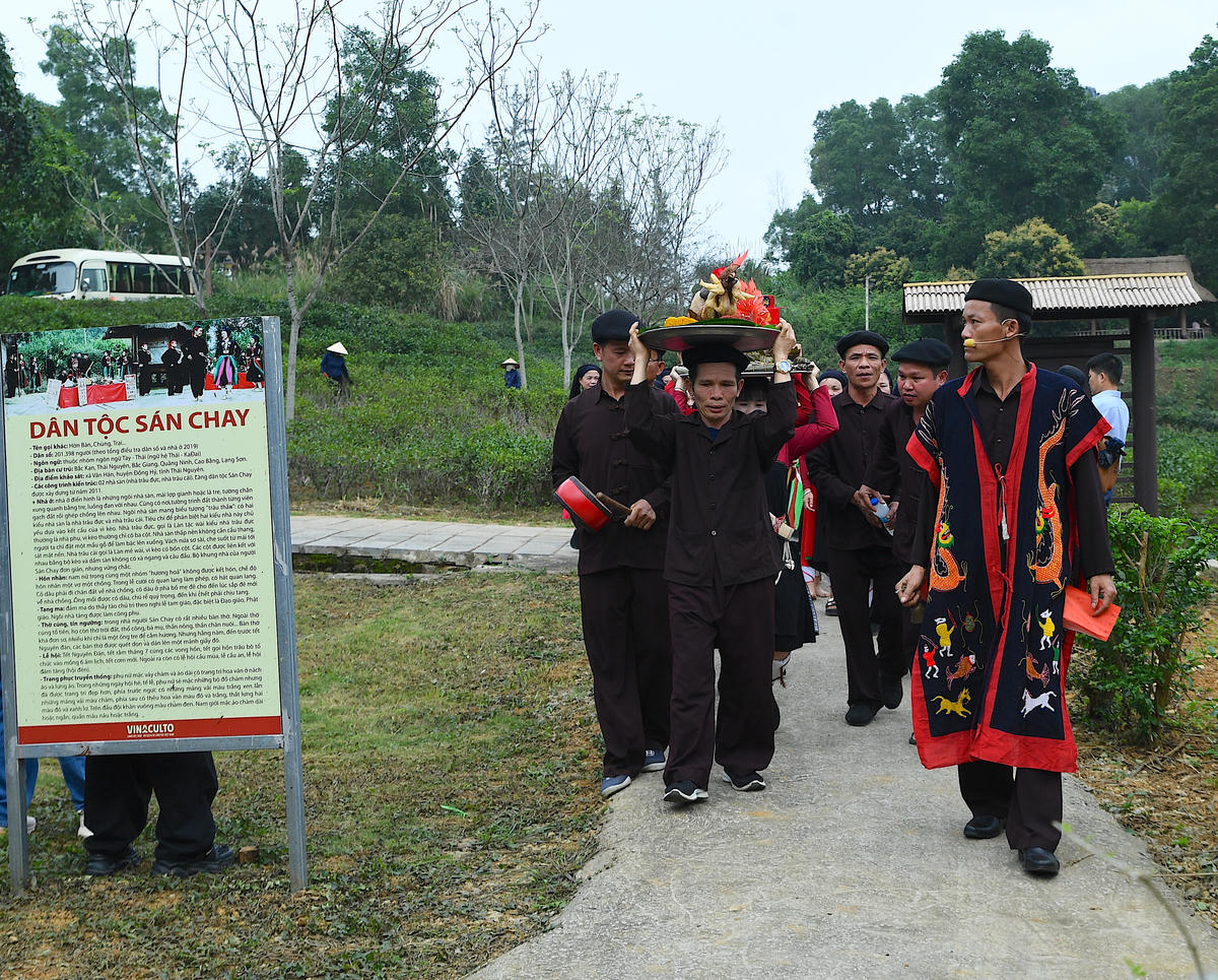  Lễ hội được tổ chức gồm hai phần lễ và hội. Ảnh: Phạm Sỹ.