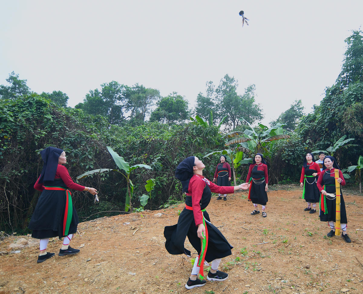 Sau phần lễ là phần hội. Phần hội có chương trình giao lưu văn nghệ, xuống đồng, ném còn, kéo co, chơi đu xà, bắn nỏ, đánh yến... Ảnh: Phạm Sỹ.