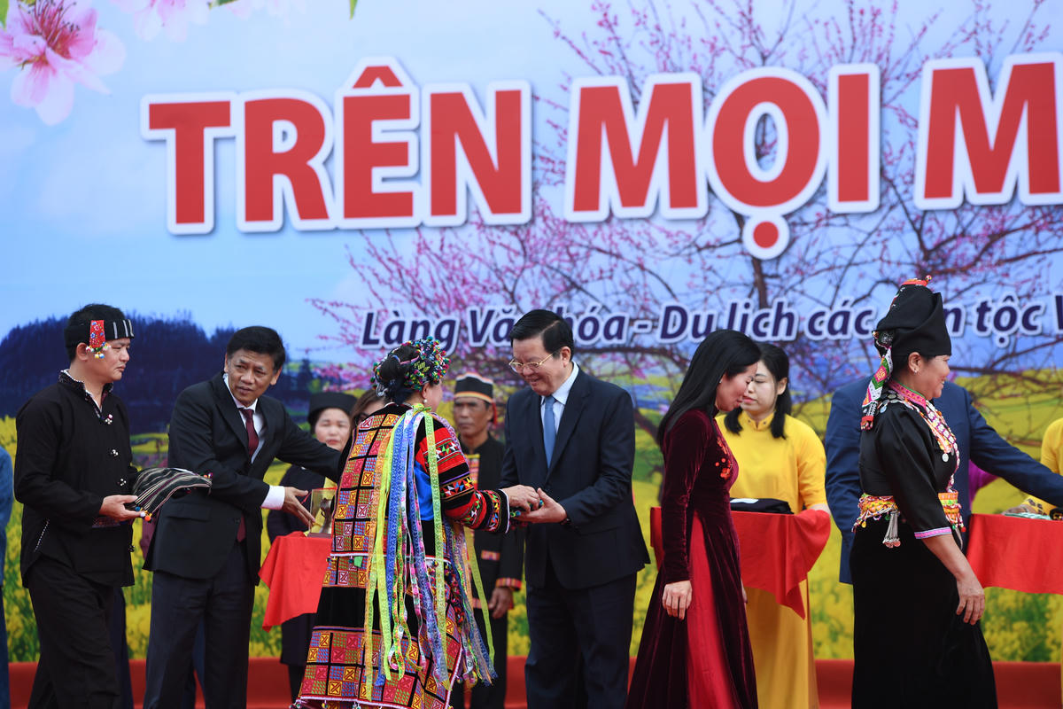 Đồng bào tặng quà&nbsp;Phó Thủ tướng Chính phủ Mai Văn Chính cùng các đại biểu. Ảnh: Phạm Sỹ.