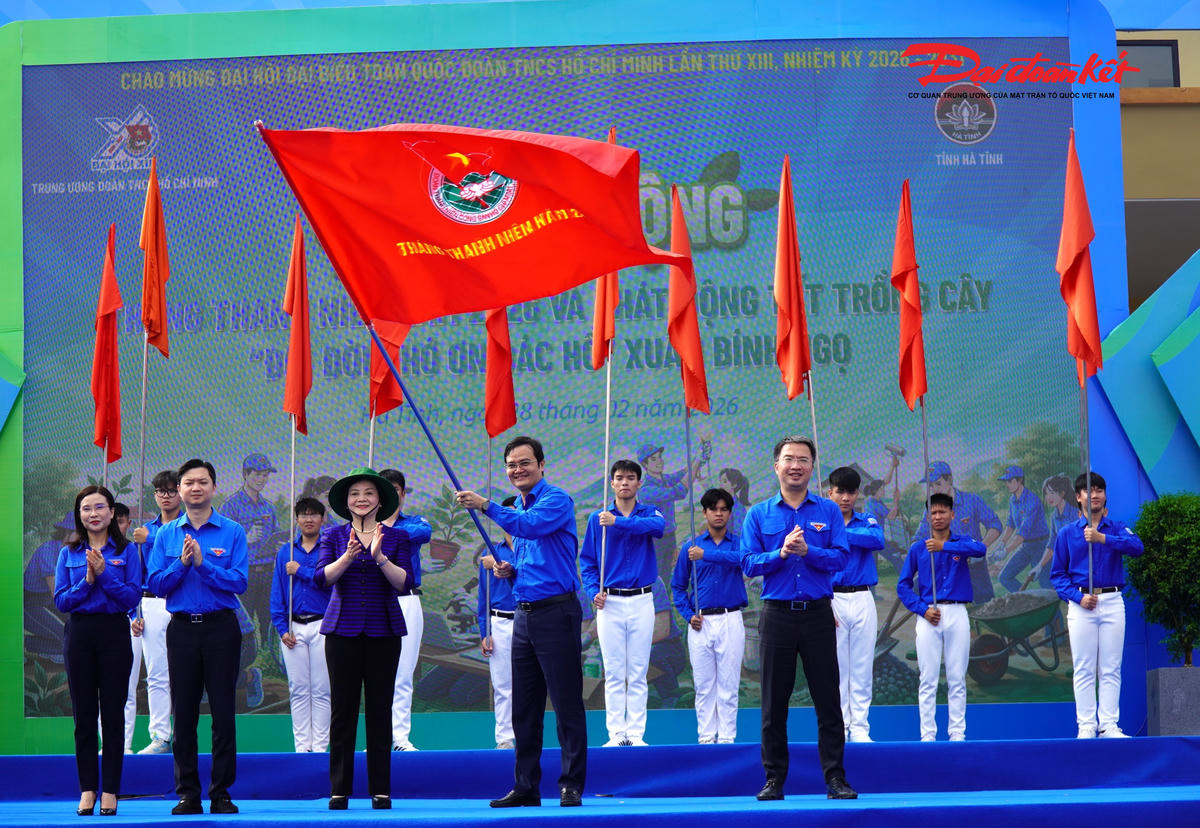 Lãnh đạo Đảng, Nhà nước, Trung ương Đoàn thực hiện nghi lễ khởi động. Ảnh: HN.