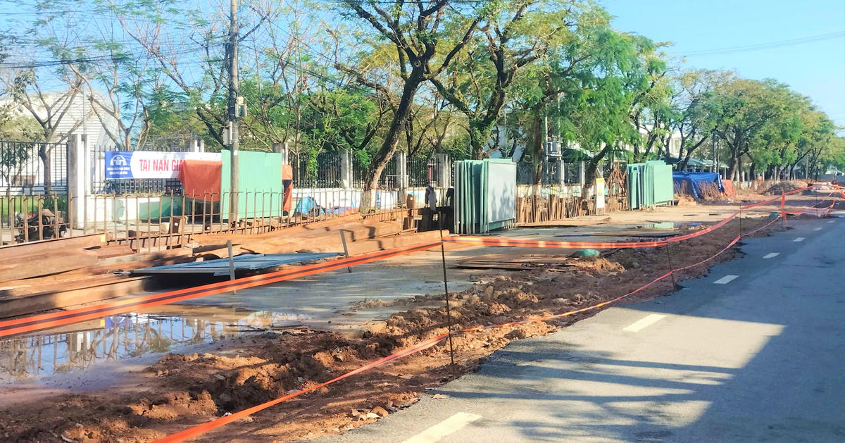 Đường Trưng Nữ Vương bị rào lại ảnh hưởng phương tiện lưu thông. Ảnh: Tấn Thành.