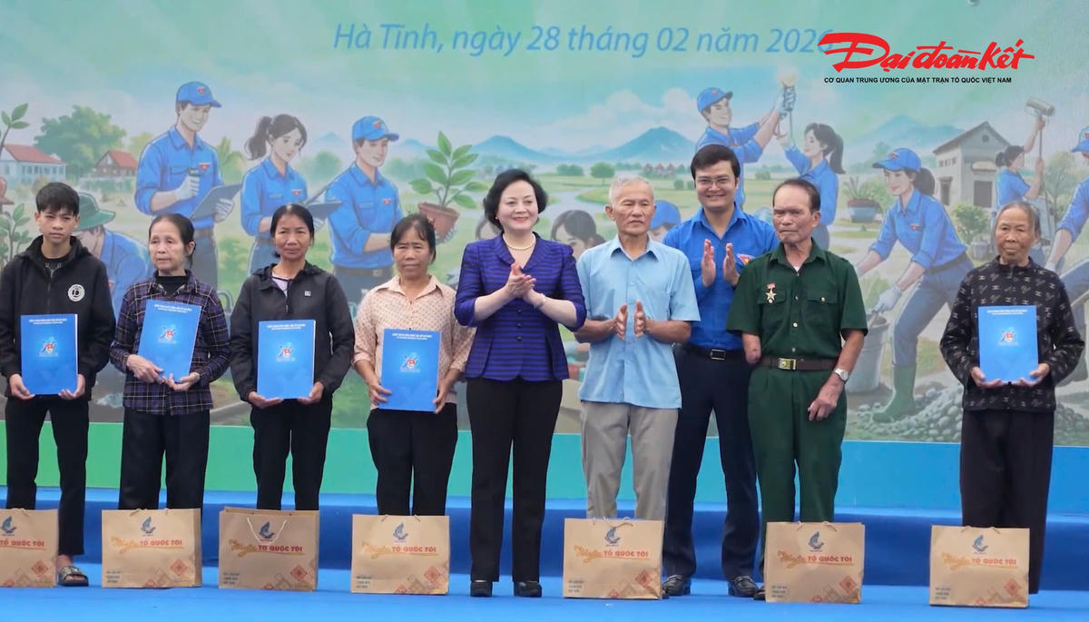  Phó Thủ tướng Phạm Thị Thanh Trà tặng quà cho các gia đình chính sách tại Hà Tĩnh. Ảnh: HN.