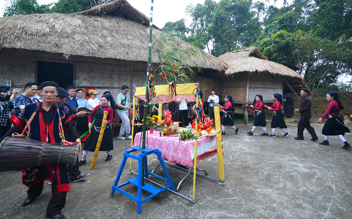 Đồng bào dân tộc Sán Chay cùng nhau nhảy điệu nhảy Tắc xình. Đây là một điệu múa truyền thống đặc sắc. Ảnh: Phạm Sỹ.