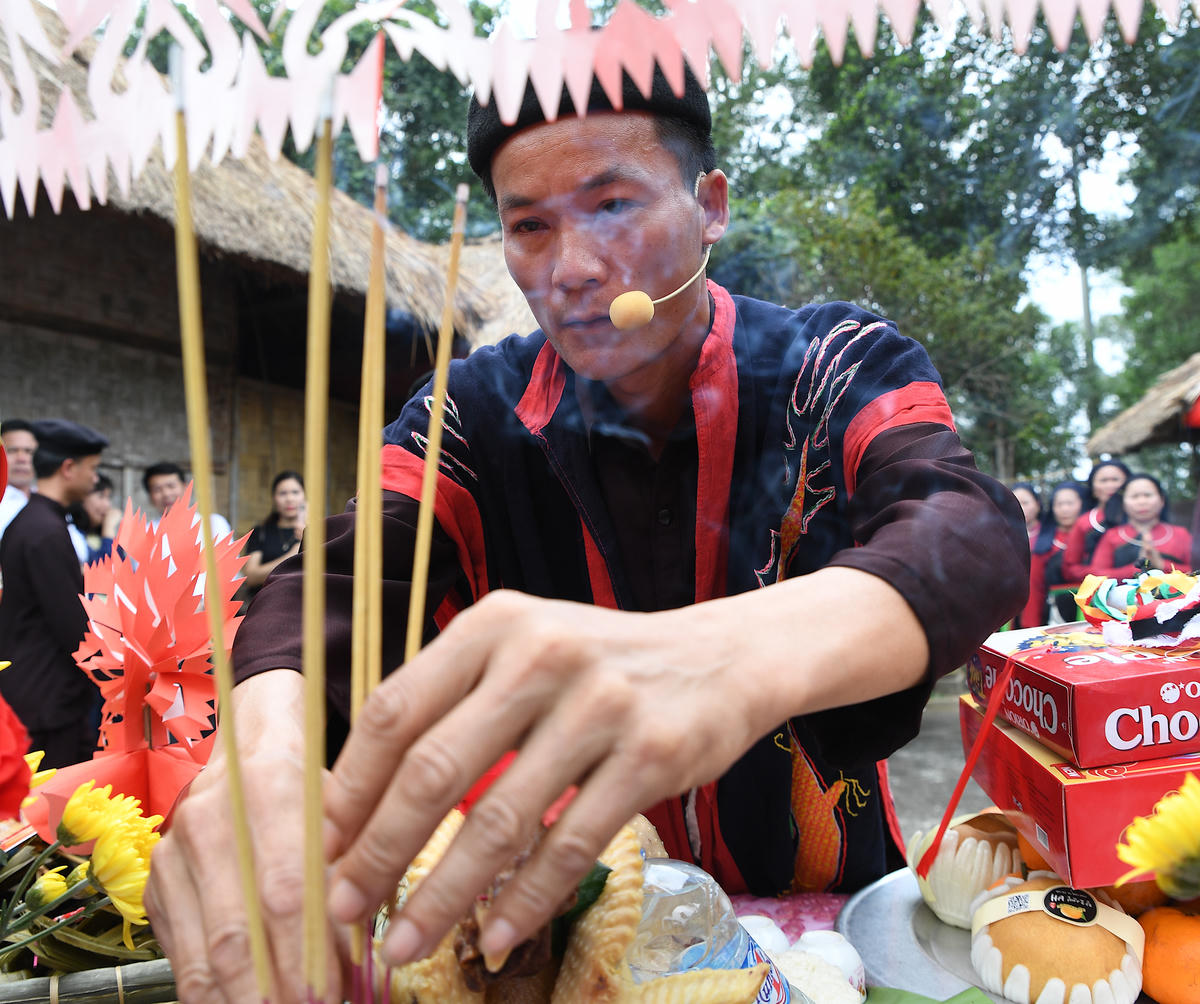 Mở đầu là phần lễ dâng hương. Ảnh: Phạm Sỹ.