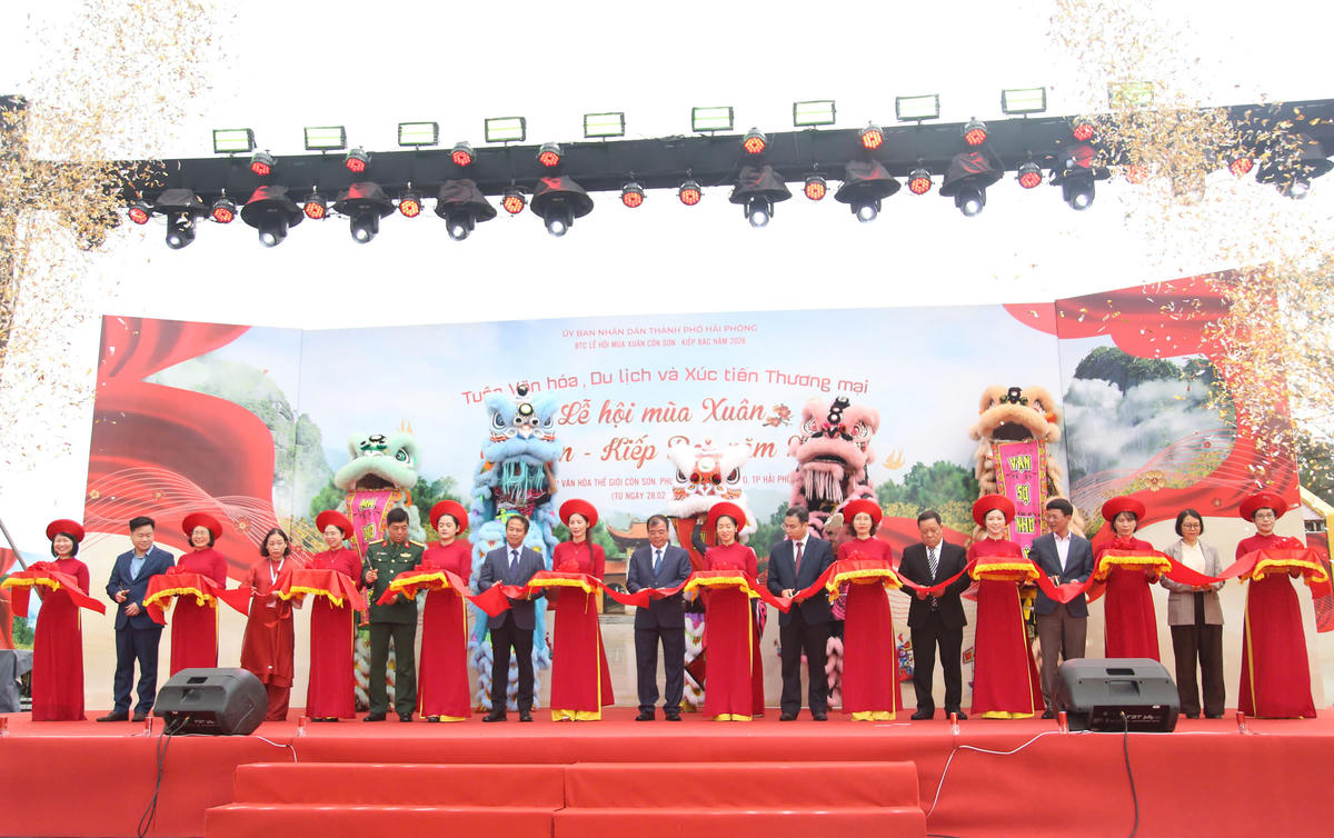 Các đại biểu thực hiện nghi thức cắt băng khai mạc&nbsp;Tuần Văn hóa, Du lịch và Xúc tiến Thương mại Lễ hội mùa Xuân Côn Sơn – Kiếp Bạc 2026. Ảnh: VHDL.&nbsp;