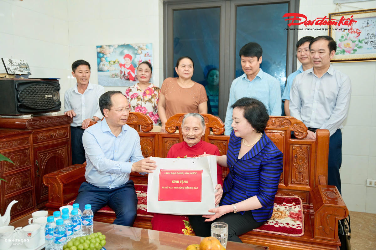 Phó Thủ tướng Phạm Thị Thanh Trà, Bí thư Tỉnh ủy Hà Tĩnh Nguyễn Duy Lâm tặng quà cho Mẹ Việt Nam Anh hùng Trần Thị Đào. Ảnh: HN.