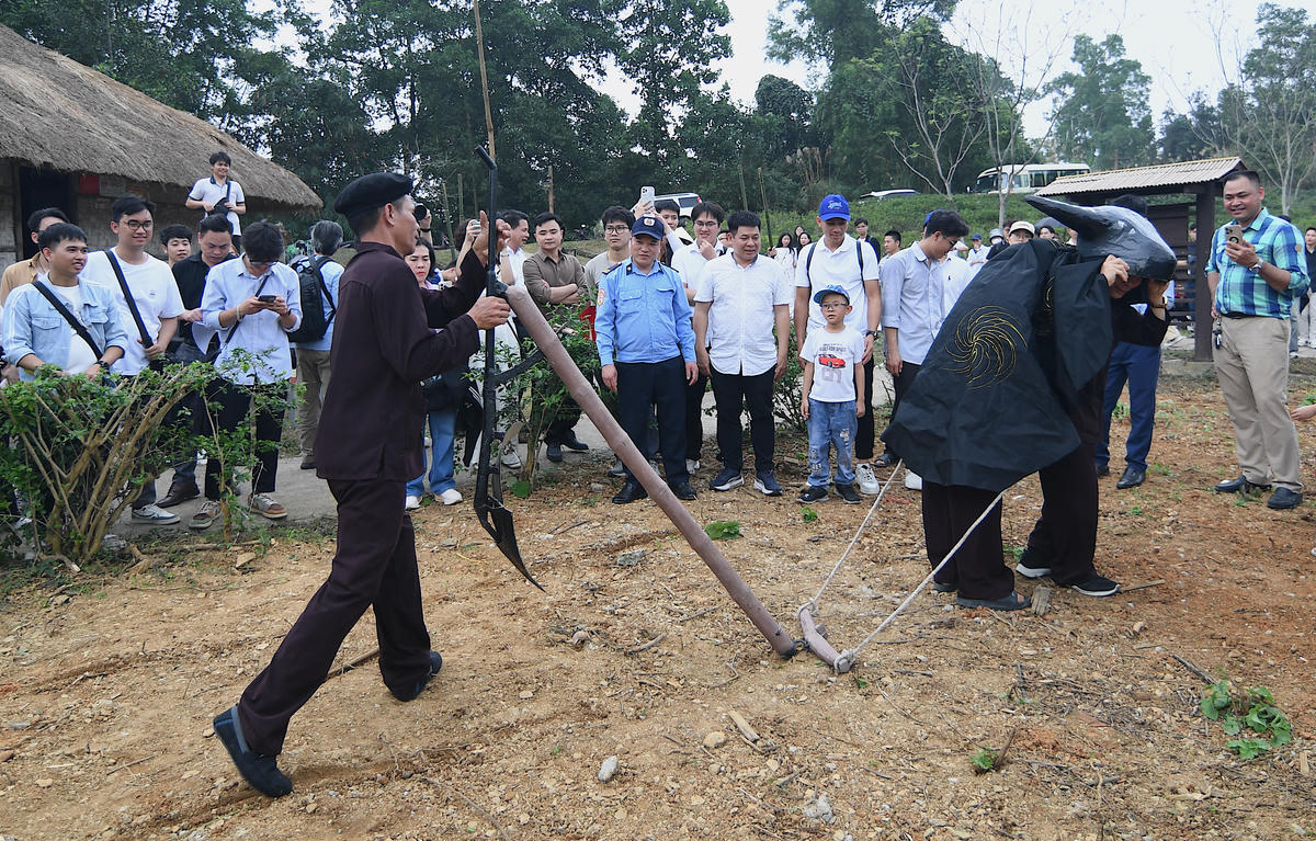 Việc tái hiện lễ hội xuống đồng tại Làng Văn hóa - Du lịch các dân tộc Việt Nam, trong những ngày diễn ra sự kiện “Sắc Xuân trên mọi miền Tổ quốc” năm 2026,  không chỉ góp phần bảo tồn những giá trị văn hóa mà qua đó còn nâng cao ý thức của người dân trong việc tự gìn giữ, bảo vệ những di sản văn hóa của dân tộc mình. Ảnh: Phạm Sỹ.



