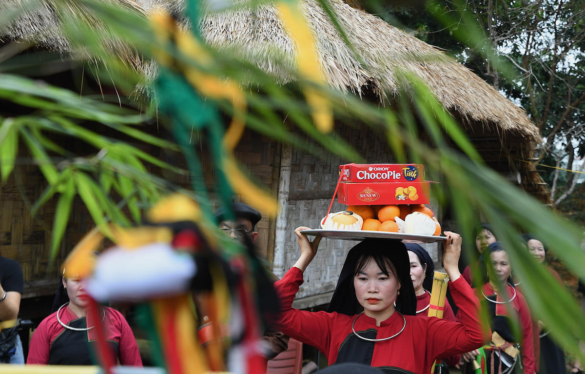 Đồng bào dâng lễ vật trước đền làng để cầu cho năm mới mưa thuận, gió hòa, cây cối tốt tươi, no ấm đến mọi nhà. Ảnh: Phạm Sỹ.