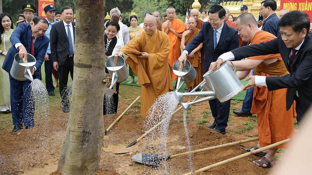 Phó Thủ tướng Chính phủ Mai Văn Chính cùng các đại biểu trồng cây lưu niệm. Ảnh: Phạm Sỹ.