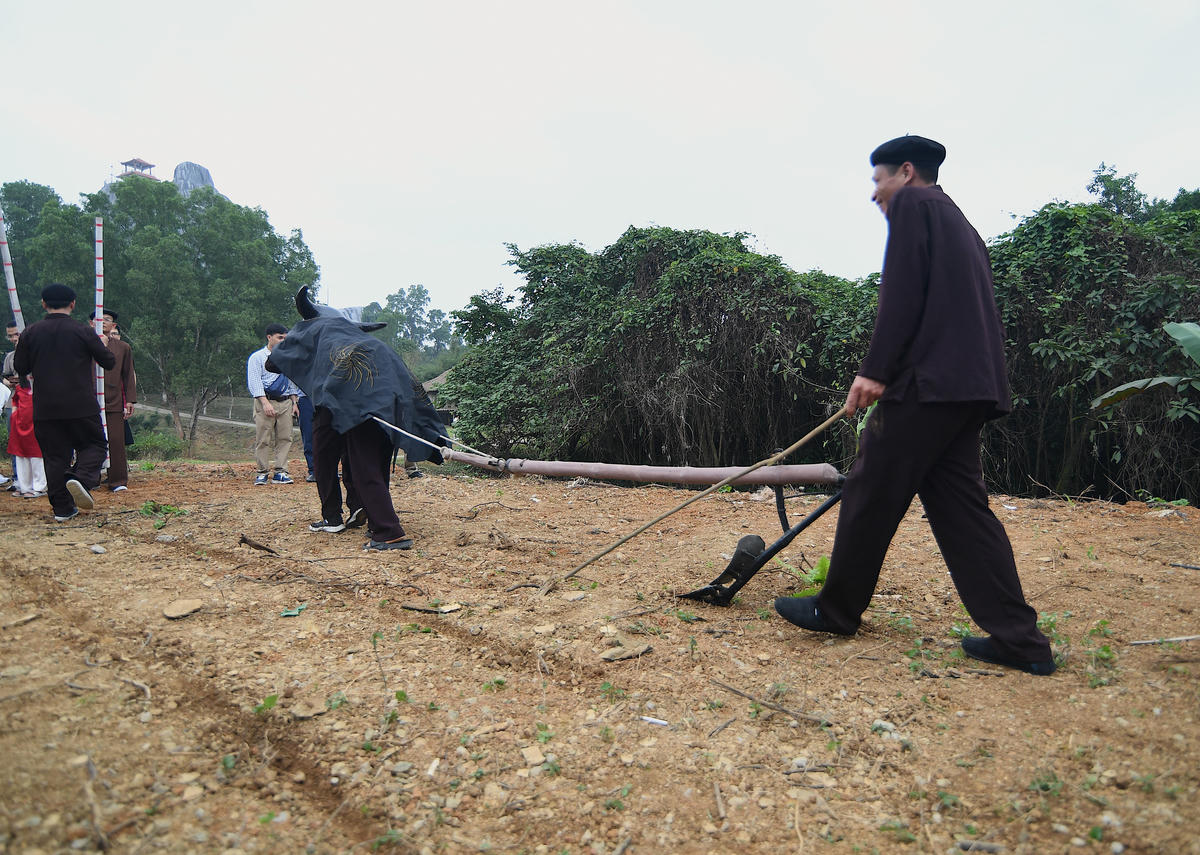 
Những đường cày đầu tiên mở đầu cho mùa sản xuất mới trước sự chứng kiến của dân làng và đông đảo người dân ở địa bàn lân cận. Ảnh: Phạm Sỹ.
